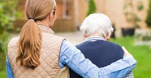 Student helpt oudere met boodschappen